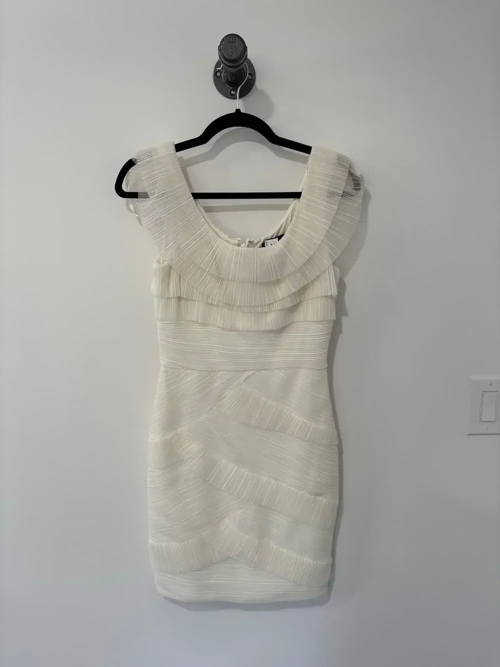 bcbg white bodycon dress BCBGMAXAZRIA Sleeveless Ruched-Side Dress M